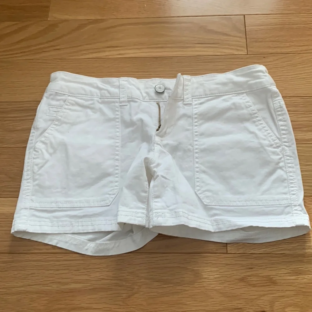 WHITE DENIM SHORTS - Picture 1 of 3